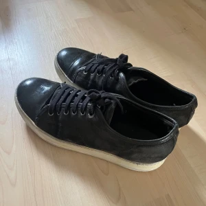 Lanvin dbb1 - Riktigt snygga lanvin dbb1 i hyfsat skick. Kan skicka flera bilder, bara att fråga:) perfekt för dig som vill se lite extra stilig ut nu till hösten/vintern. Storlek 7 (41-42)