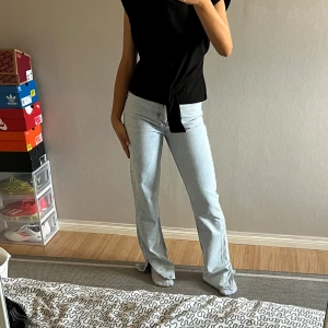 Ljusblå jeans med slits från BikBok - Säljer ett par snygga ljusblå jeans med slitsar. Köpta från BikBok i storlek W25 L32, passar mig som vanligtvis har S. Helt nya, aldrig använt!! Kolla gärna in mina andra plagg, ju fler plagg man köper desto mer rabatt ger jag!💞