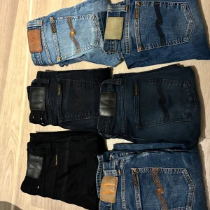 Flera par Nudie Jeans i olika färger - 6 par nudie jeans, från storlek 26-30. Skriv vid frågor