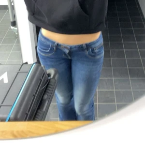 LTB Valerie blå bootcut jeans - Säljer ett par blå jeans från LTB, modell Valerie. Jeansen har låg midja och bootcut-ben. Materialet är mjukt denim med lite stretch för extra komfort. Knappt använda därav ny skick. Köpa till fullpris på Zalando må