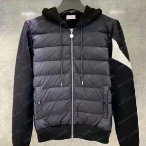 Svart pufferjacka med huva - Svart pufferjacka med huva och dragkedja framtill. Jackan har quiltad front, släta ärmar och dragsko vid huvan. Perfekt för kyliga dagar och ger en sportig vibe.