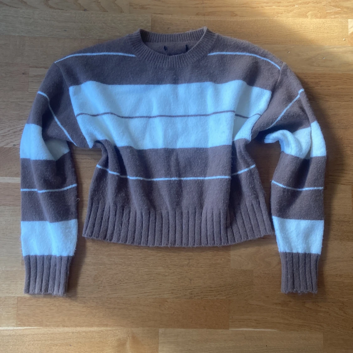 Randig brun och vit stickad tröja - 1