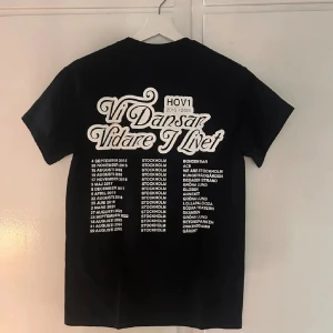 Svart Hov1 t-shirt med turnétryck - Skit snygg vi dansar vidare i livet T-shirt i strl M ifrån deras hemsida som fanns i 24 timmar, helt oanvänd och postas i samma påse som den skickades i!❣️