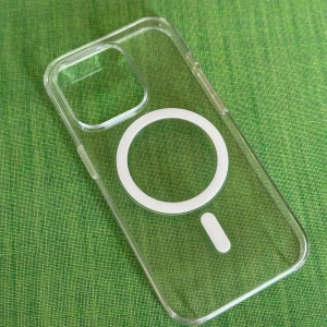 iPhone 14 Pro Apple MagSafe - Transparent original Apple MagSafe-skal för iPhone. Ger utmärkt skydd och stödjer trådlös laddning. Skalet är i mycket gott skick utan synligt slitage eller repor. Perfekt passform för din iPhone och kompatibelt med MagSafe-tillbehör.