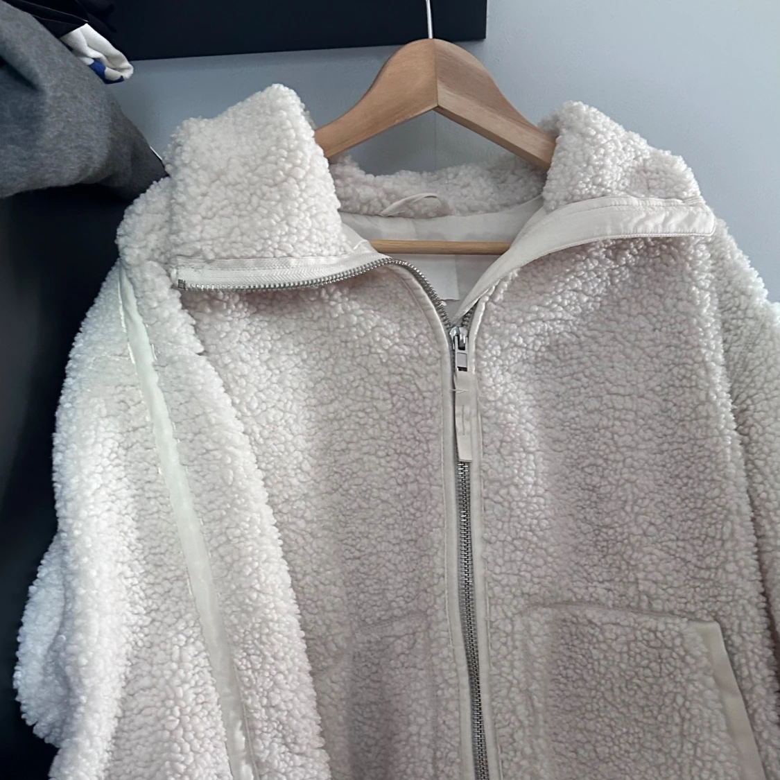Vit teddyjacka från H&M, storlek M - 4