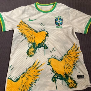 Vit Brasilien fotbollströja Nike - Säljer nu min vita Brasilien tröja. Den är använd högst 5 gånger och är i mycket bra skick. Priset är inte hugget i sten. Tveka inte att höra av er vid frågor eller fler bilder!