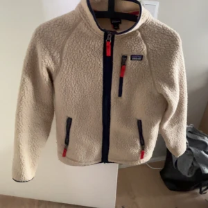 BYTE!!! Beige Patagonia fleece  - BYTE!! Vill byta min beiga Patagonia fleece i storlek L för barn mot en S vuxen. Den passar folk som har xs och s. Nästan helt ny och väldigt bra skick! Kan dock sälja den ifall du är villig att betala 800kr för den. 