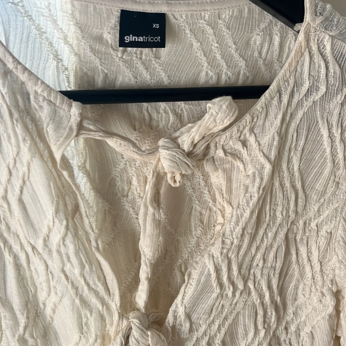 Beige blus med knyt från Gina Tricot - 1