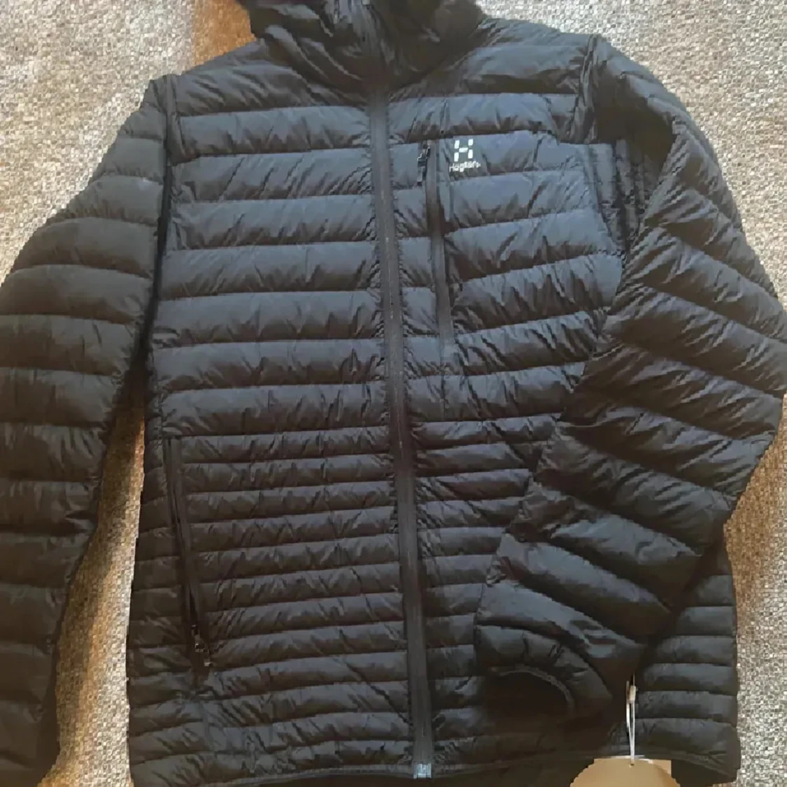 Svart dunjacka med huva från Haglöfs - 1