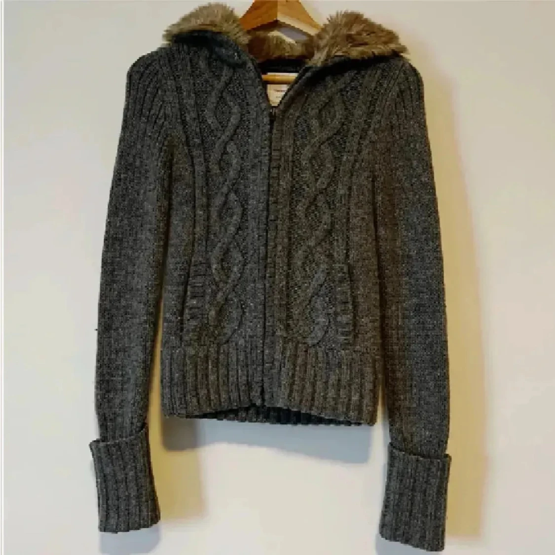 Grå stickad hoodie kofta med fuskpäls - 2