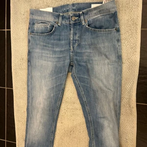 Dondup jeans george - Ett par ljusblåa snygga dondup jeans george i storlek 31 men passar 30,29, skriv för mått! Väldigt fint skick inga defekter🙌🏻