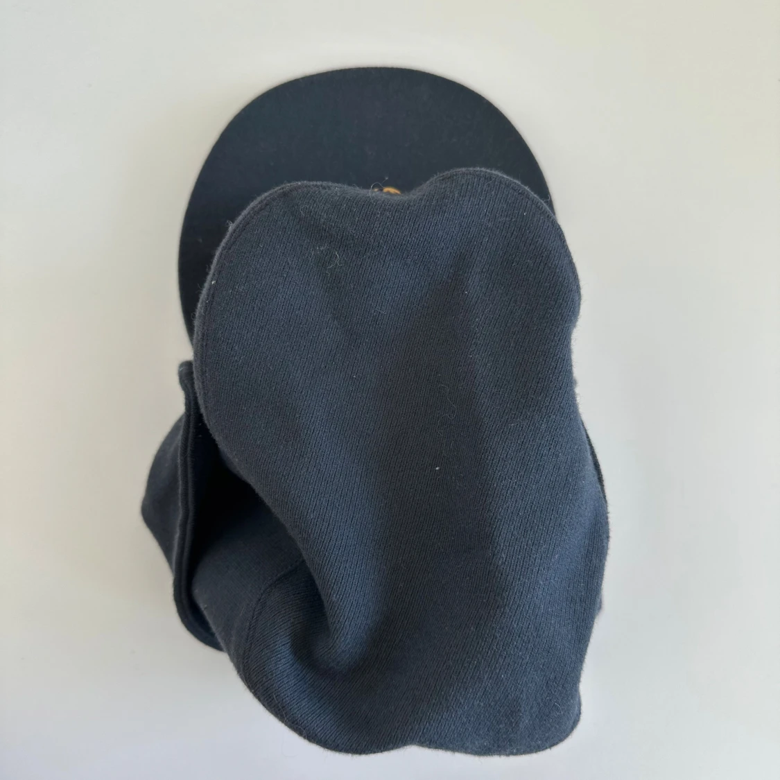 Mörkblå militärkeps med emblem - 3