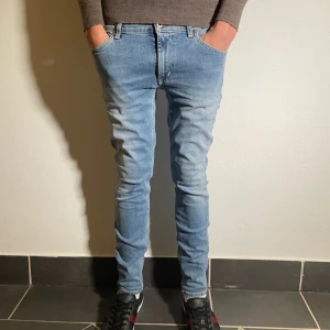 Dondup George  - Snygga ljusblå jeans från Dondup i den populära moddelen George byxorna passar dig som bär ungefär en w28 moddelen på bilden är 180cm 65kg