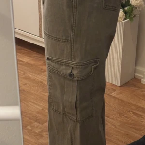 Khaki jeans - De här jeansen är gröna och har en lite baggy passform, de sitter avslappnat och bekvämt men ser ändå riktigt snygga ut. Passar för de som vill ha classic. Jag har använt den par några gånger.