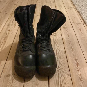 Svarta kängor Lundhags Certech - Rejäla svarta kängor från Lundhags Certech med högt skaft och snörning hela vägen upp. Storlek 45 och är i bra skick. Tillverkade i slitstarkt skinn och syntet, med grov platt sula och rund tå. Perfekta för dig som vill ha stabila och tåliga boots till äventyr eller vardag.hör av dig om du har frågor eller funderingar!