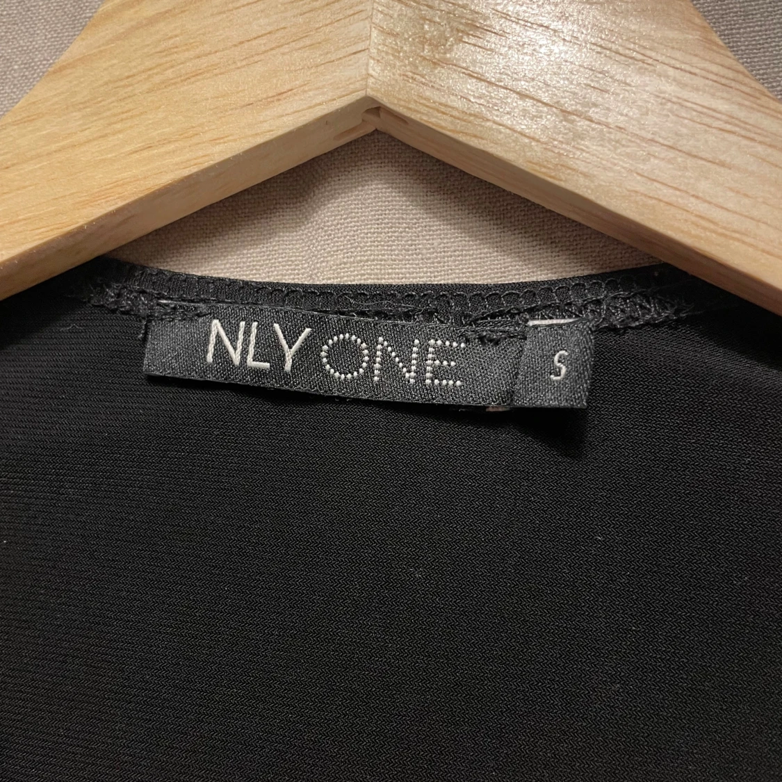 Svart omlottklänning från NLY One - 4