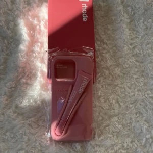 Rhode Lip Case för iPhone 12/13/14/14Pro - Snyggt rosa Rhode Lip Case för iPhone 13/14/14 PRO , helt nytt i förpackning. Praktiskt mobilskal med plats för läppbalsam (medföljer). Perfekt för dig som vill ha både skydd och stil. Inga synliga defekter eller slitage.