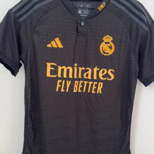 Real Madrid player edition  - Säljer en fin 23/24Real Madrid player edition tredjetröja. Har använts väldigt max 4-5 gånger.   Har du några frågor eller vill ha fler bilder, tveka inte att fråga på!