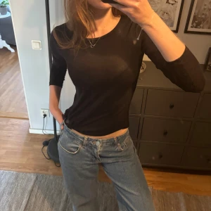 Svart långärmad topp  - Svart stickad tun långärmad top i fint skick!