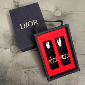 Dior läppstift & balm duo i presentask - Perfekt present inför jul eller andra tillfällen. Den är helt oöppnat, säljer eftersom jag har dubbletter. Det är ett mini läppbalsam och mini rött läppstift💕
