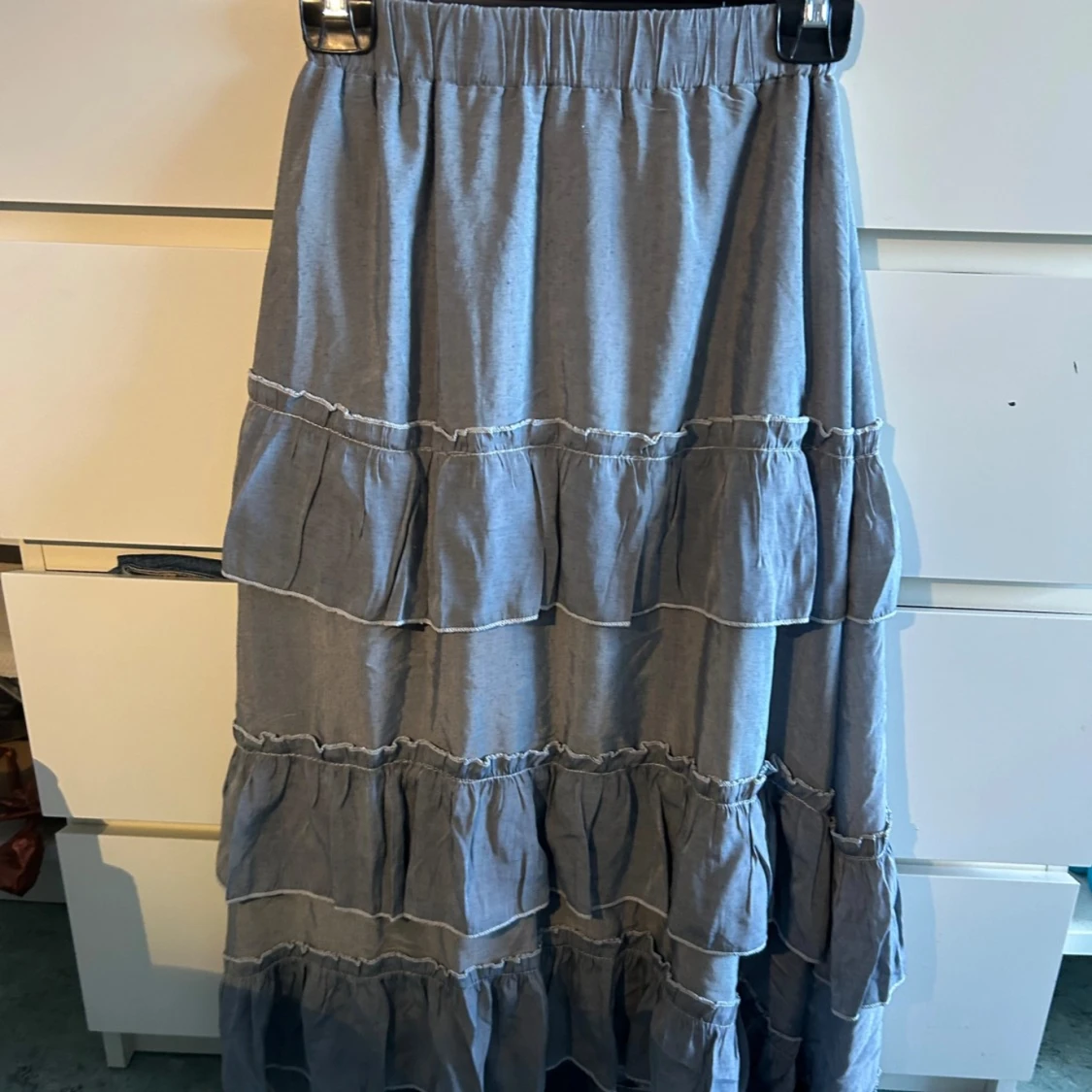 Grå volangkjol med resårmidja