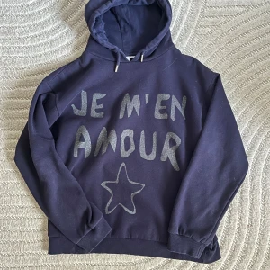 Mörkblå hoodie  - Hoodie från Gina tricot!! Använd köp nu 💗