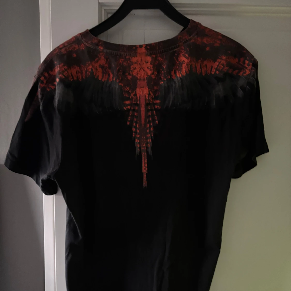 Svart t-shirt med röd grafik från Marcelo Burlon - 1