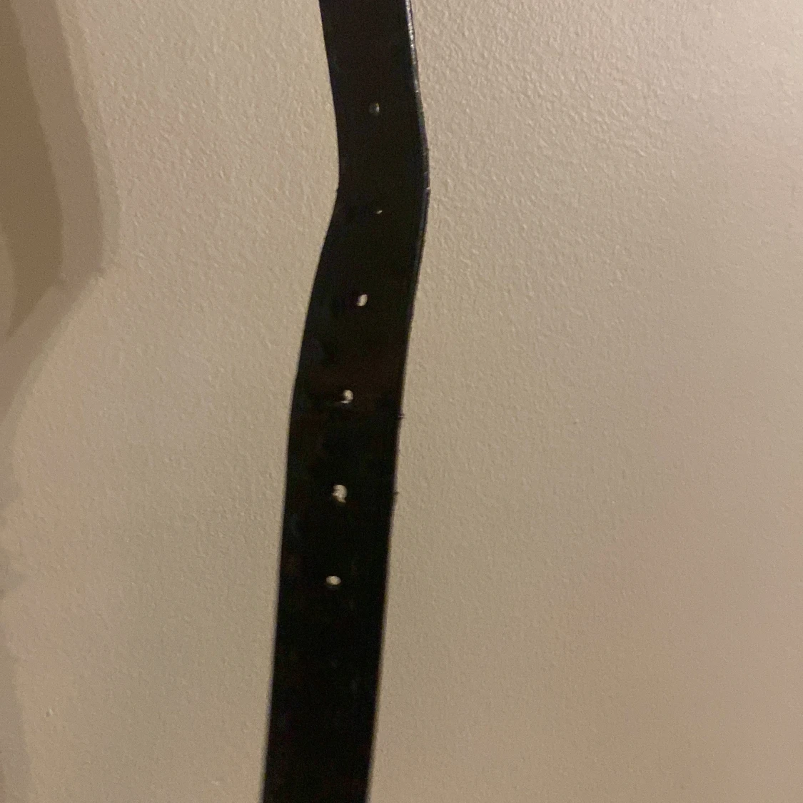 Svart bälte med stor dekorerad silverfärgad spänne - 2