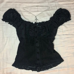 Svart blus - Jättevacker svart blus med en liten rosett på framsidan, knappt använd🖤 Storlek S