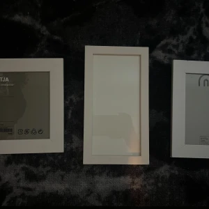 3 Vita Tavlor - 3 stycken vita små tavlor, första är 14x14. Andra (långa) är 10x20. Sista är 10x15. Tavlan i mitten som är den längsta den går också att ha åt sidan så liksom 20x10 samma storlek sak. Har själv aldrig använt dem men de är lite mini skadade, tappat lite mini färg osv. Annars är dem helt nya och fräscha!! Skriv om ni har några frågor!🤗🙏🏻