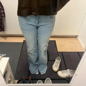 Lågmidjade jeans med rosa fickor  - Jätte fina jeans aldrig använda då jag inte gillar hur den sitter på mig 