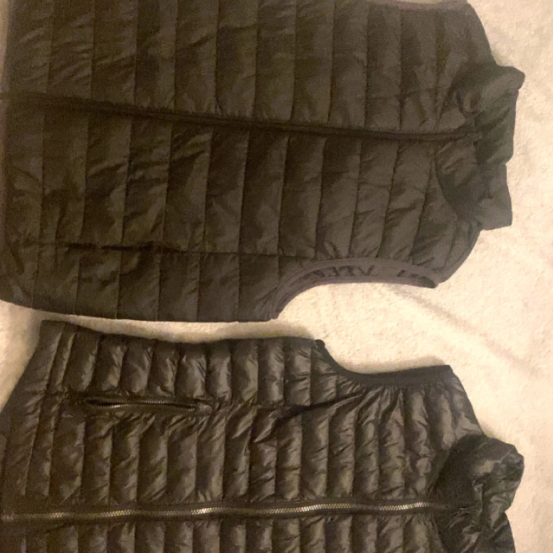 Svart quiltad dunväst med dragkedja