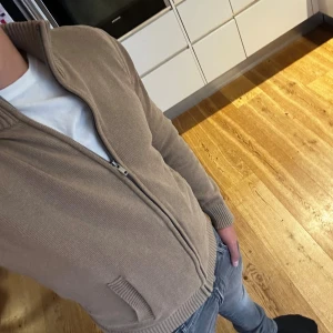 Full zip från Dressman - Säljer nu min feta full zip från Dressman, skick 9/10 passar dig som är 168-178. Denna är unik och går inte att få tag på längre därav priset . Jag är 176 på bilden. Hör av dig om du har några frågor!