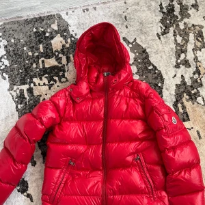 Jackor - Moncler maya i röd 100% äkta storlek M,3 helt ny