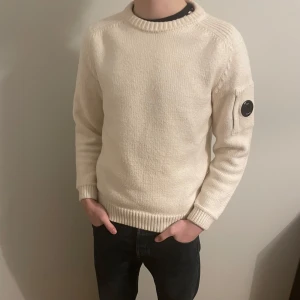 C.P Company tröja - Säljer en C.P Company tröja som är i nyskick, endast använd en gång. Storlek: M. Färg: Beige/Vit. Mitt pris: 1899. Nypris: 4000. Priset går att diskutera! Hör av er för fler bilder eller vid funderingar!