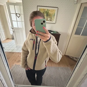 Patagonia fleece  - Så himla snygg patagonia fleece🩵🩵beige med röda och blå detaljer. Såå skön du till hösten!! Storlek S