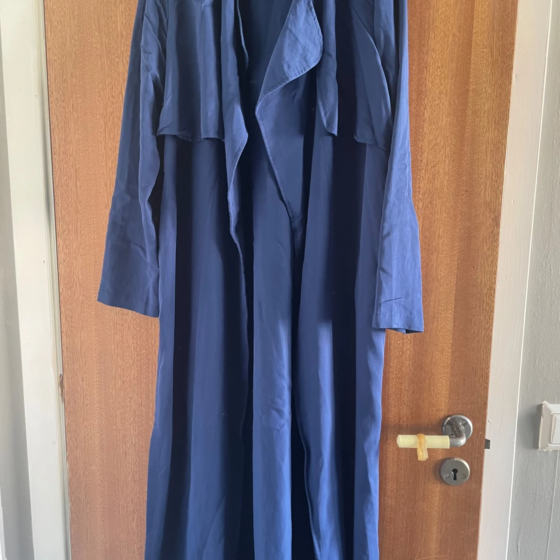 Blå lång trenchcoat med slapp passform