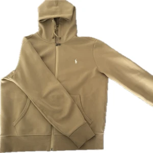 Beige hoodie från Polo Ralph Lauren - Inga fel & defekter på hoodien, använd ett fåtal gånger, skann & kvitto finns, nypris: 2200kr, köpt på Zalando