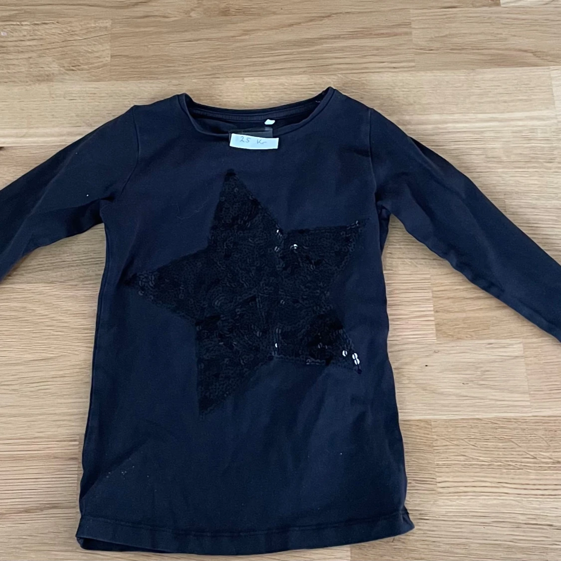 Svart långärmad tröja med paljettstjärna