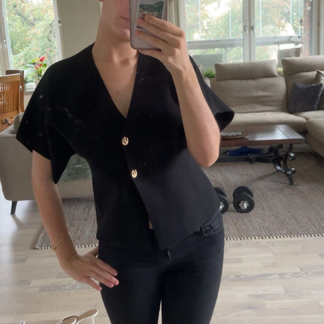 Svart blus med guldknappar - 2