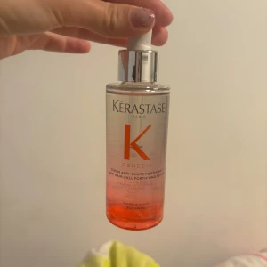 Kérastase Genesis serum - Kérastase Genesis serum, helt oanvänd och oöppnad. Ska vara jättebra för att minska håravfall och stimulera hårtillväxt☺️. Nypris ca 700kr. Pris kan diskuteras, köparen står för frakt.☺️