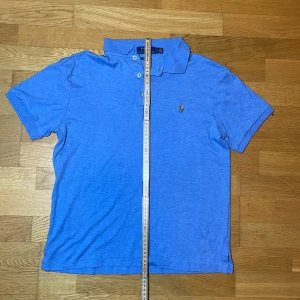 Blå Polo Ralph Lauren pike  - Inga defekter på tröjan. Men släpper tröjan för ett lågt pris för att storleken är fel, Stor M men är inte det. Om du har mer frågar eller vill ha mer bilder skriv privat.