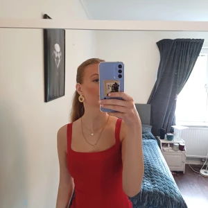 Röd ribbad tubtopp från Zara - Snygg röd tubtopp från Zara i storlek S. Toppen är ribbad och har en tight passform som framhäver figuren. Den har axelband och perfekt för dig som gillar en enkel men ändå trendig look. Materialet är  stretchigt. Den är mer röd i verkligheten ❤️