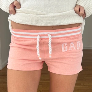 GAP mini mjuka shorts  - Ett par mini shorts från GAP i storlek XL (KIDS). Rakt över midjemått: 30cm. Shortsen bedöms vara i fint skick. Jag skickar ditt köp inom 24h. Se liknande plagg i min profil! 