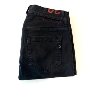 Dondup George Jeans svarta - Säljer ett par riktigt feta dondup George Jeans. Skicket är 9/10, iprincip nya, strl är 30. Nypris ca 5000kr mitt pris 799kr! Hör av er vid frågor🙌