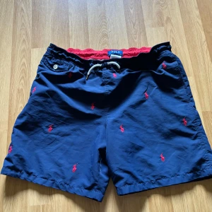 Polo Ralph Lauren badshorts - Mycket bra skick men lite små i storleken, hör av dig vid funderingar!
