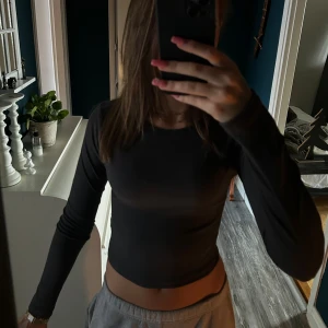 Mörkgrå långärmad topp - En mörkgrå/svart långärmad  topp från Dazy. Modellen är tight och har rund halsringning. Tillverkad i mjuk bomullsmix som sitter skönt mot kroppen. Perfekt att styla med jeans eller kjol för en clean look. Priset går att diskutera! Bara att höra av sig vid frågor 💗