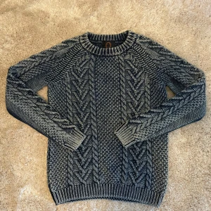 Human Scales knit - Säljer en snygg blåmelerad stickad tröja från Human Scales i storlek S. Tröjan har ett grovt kabelstickat mönster, rund halsringning och ribbade muddar. Perfekt för dig som gillar en klassisk men cool look under höst och vinter. Helt nytt skick, pris diskuterbart.