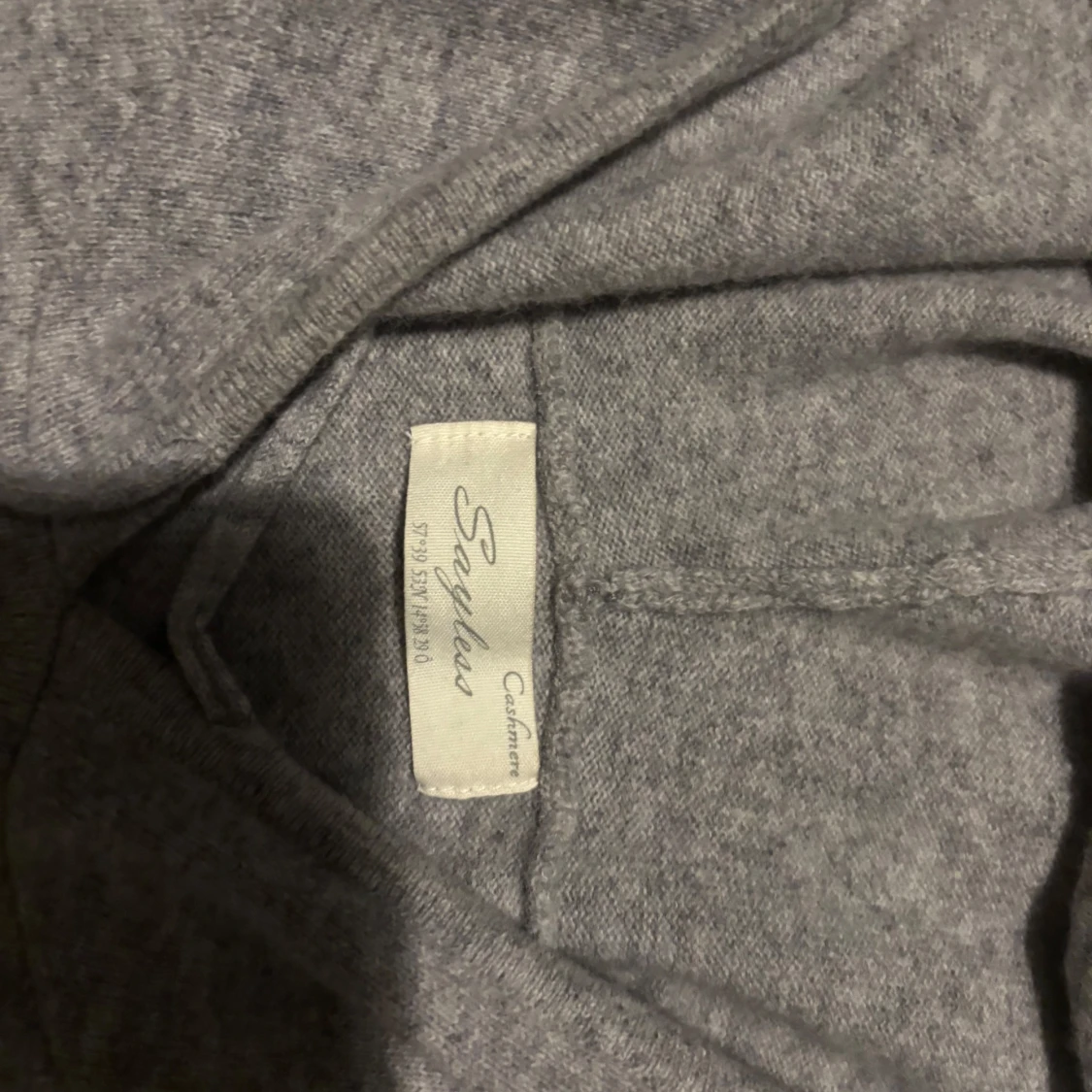 Grå hoodie i kashmir från Sayless - 2