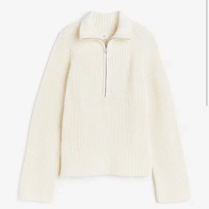 Vit stickad tröja med dragkedja  - Ribbstickad vit tröja från H&M med dragkedja och krage i storlek XS, lite nopprig